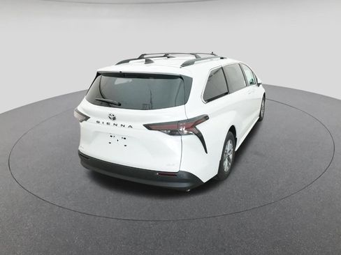 New 2026 Toyota Sienna XLE FWD image 8