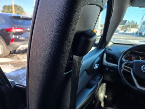 Used 2017 Jeep Cherokee Latitude image 32