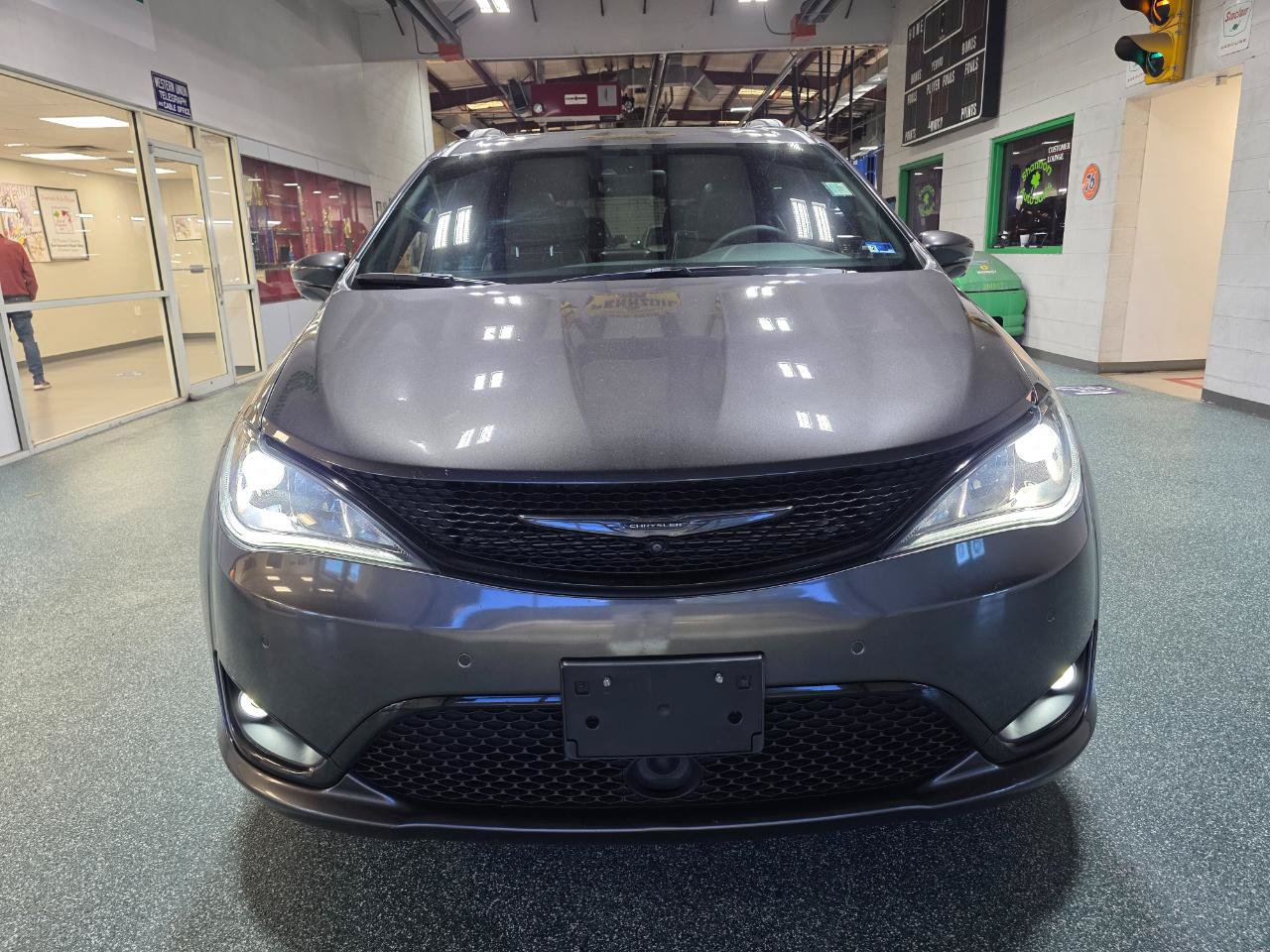 Used 2019 Chrysler Pacifica Limited w/ Advanced Safetytec Group FWD image 3