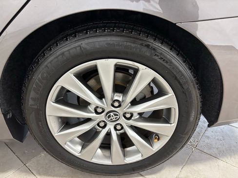 Used 2016 Toyota Camry image 11