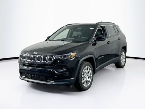 Used 2023 Jeep Compass Latitude w/ Sun and Sound Group AWD/4WD image 1