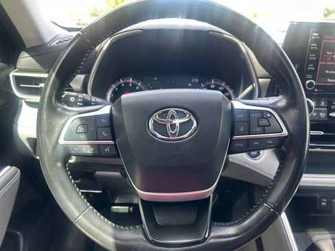 Used 2022 Toyota Highlander XLE AWD/4WD image 17