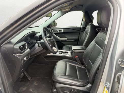 Used 2022 Ford Explorer XLT w/ Equipment Group 202A AWD/4WD image 9