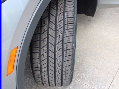 Used 2024 Volkswagen Tiguan SE R-Line image 13