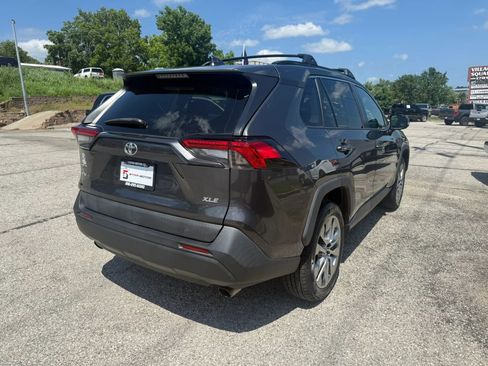 Used 2019 Toyota RAV4 XLE Premium FWD image 3
