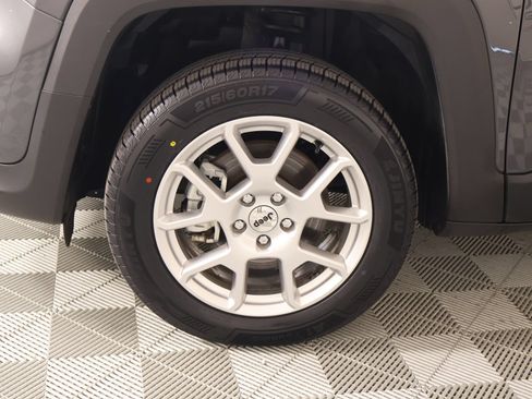 Used 2023 Jeep Renegade Latitude AWD/4WD image 17