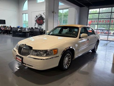Used 2000 Lincoln Town Car Executive RWD image 8