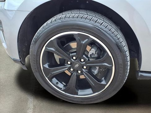 Used 2024 Ford Expedition Limited image 27