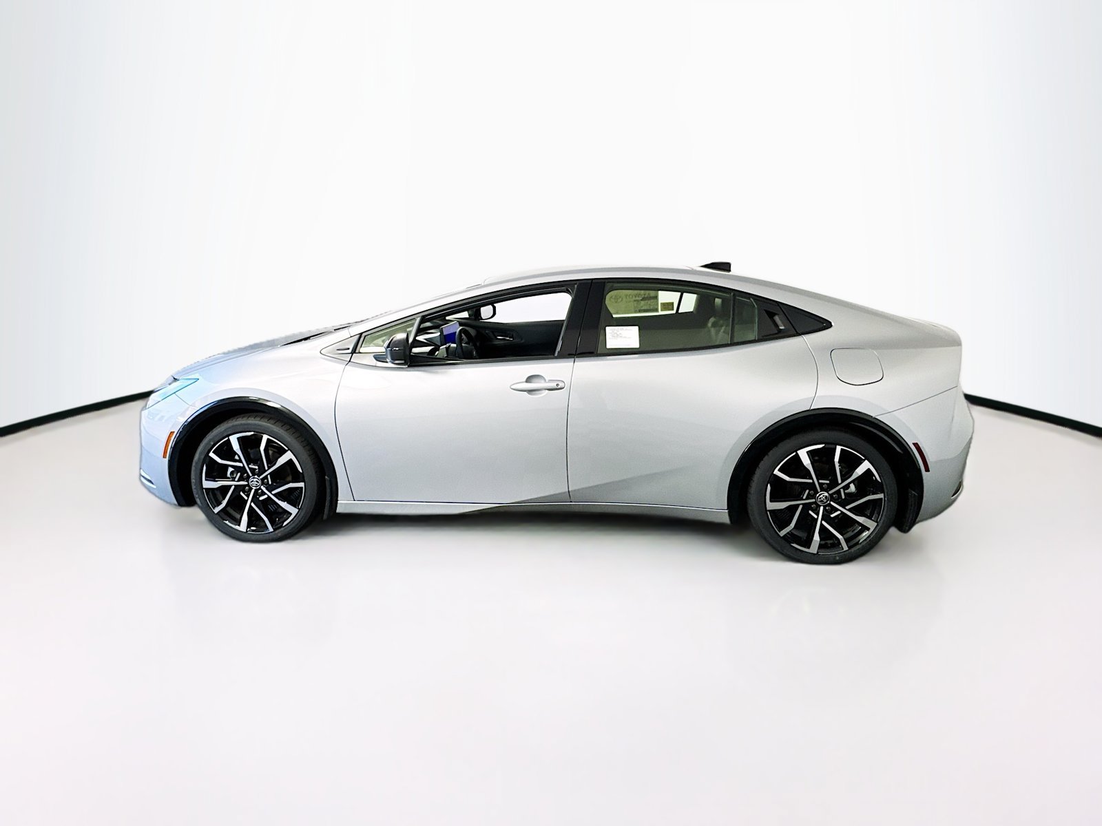 Used 2025 Toyota Prius Plug-In Hybrid FWD image 3