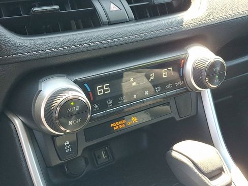 Used 2019 Toyota RAV4 XLE w/ Carpet Mat Package FWD image 17