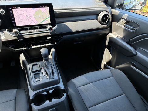 Used 2024 Chevrolet Colorado W/T image 18