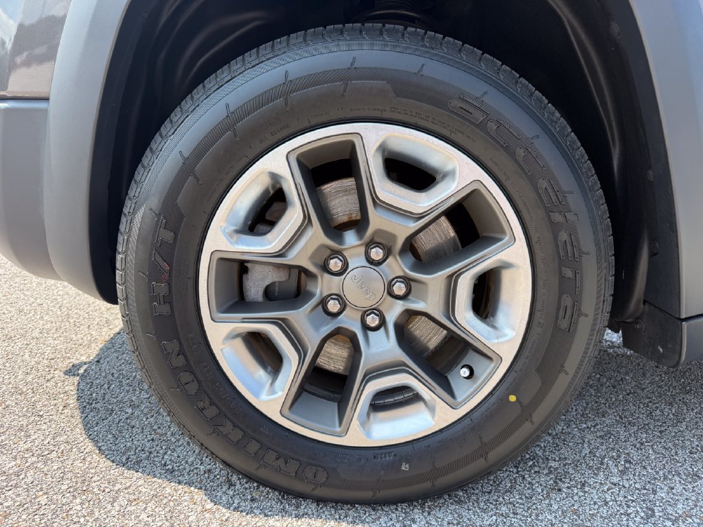 Used 2019 Jeep Cherokee Trailhawk w/ Cold Weather Group AWD/4WD image 24