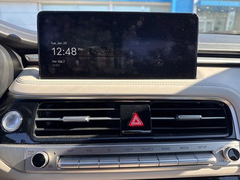 Used 2024 Genesis G70 2.5T image 18