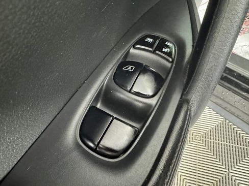 Used 2018 Nissan Rogue SV image 39