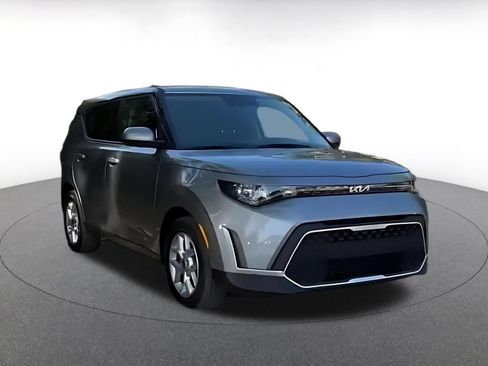 Used 2025 Kia Soul LX w/ LX Technology Package FWD image 2