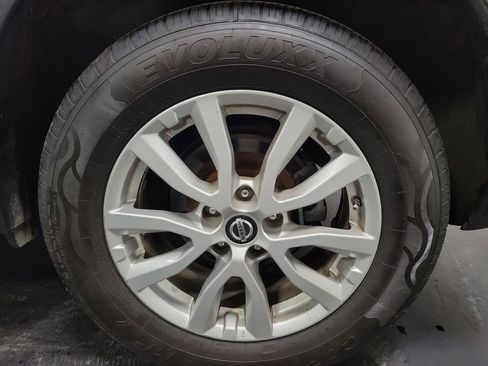 Used 2020 Nissan Rogue SV image 11