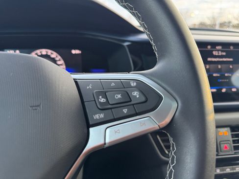 Used 2023 Volkswagen Taos SE w/ Panoramic Sunroof Package image 16