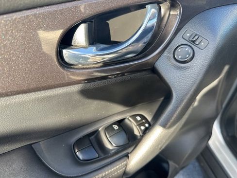 Used 2018 Nissan Rogue SV image 12