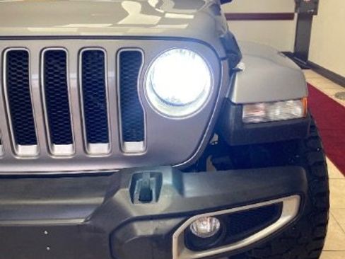 Used 2018 Jeep Wrangler Unlimited Sahara image 10