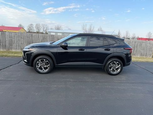 Used 2025 Chevrolet Trax LT image 2