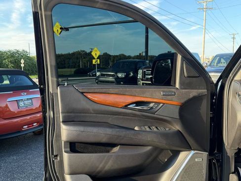 Used 2019 Cadillac Escalade Luxury AWD/4WD image 14