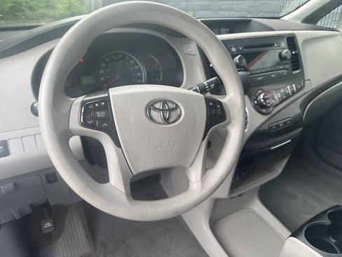 Used 2013 Toyota Sienna LE FWD image 9