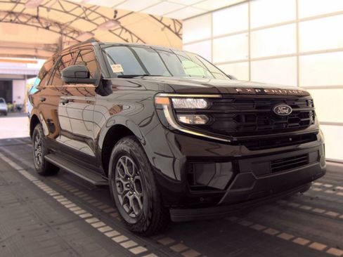 Used 2025 Ford Expedition Active AWD/4WD image 4