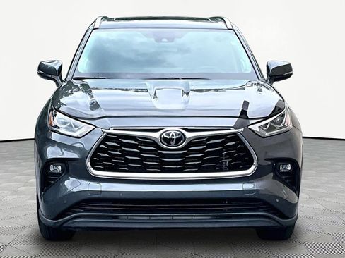 Certified 2025 Toyota Highlander Limited FWD image 4