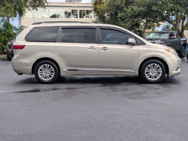 Used 2017 Toyota Sienna XLE FWD image 2