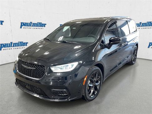 Used 2023 Chrysler Pacifica Touring-L w/ S Appearance Package image 1