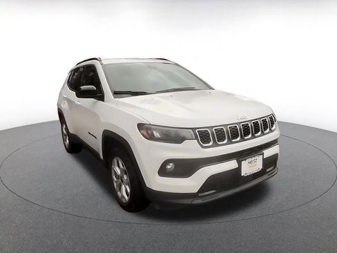 Used 2025 Jeep Compass Latitude image 3