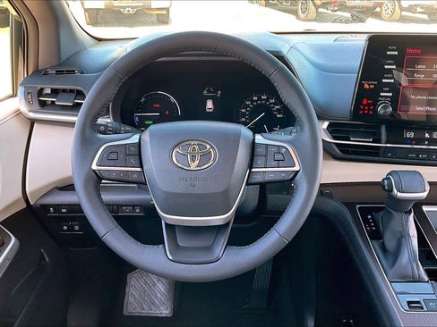 Used 2022 Toyota Sienna XLE image 5