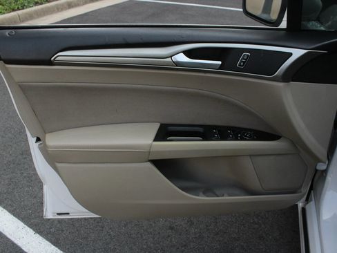 Used 2018 Ford Fusion SE FWD image 15