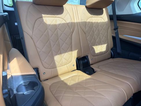 Used 2023 BMW X7 xDrive40i w/ Premium Package AWD/4WD image 9