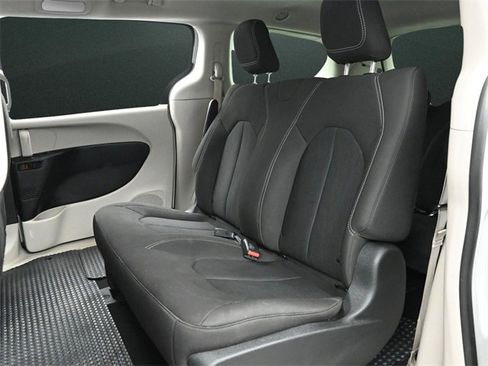 Used 2021 Chrysler Voyager L image 14