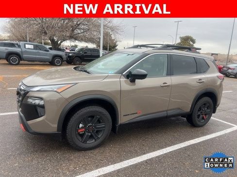 Used 2025 Nissan Rogue SV image 2