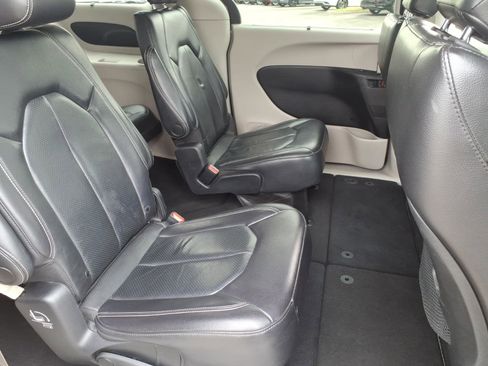 Used 2022 Chrysler Pacifica Touring-L FWD image 6