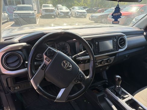 Used 2016 Toyota Tacoma SR5 w/ Towing Package image 8