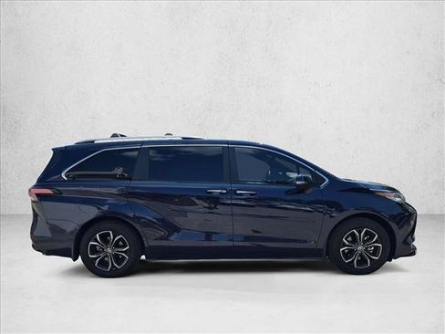 Used 2025 Toyota Sienna Platinum AWD/4WD image 4