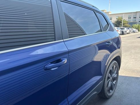 Used 2022 Volkswagen Taos SE w/ Panoramic Sunroof Package AWD/4WD image 4