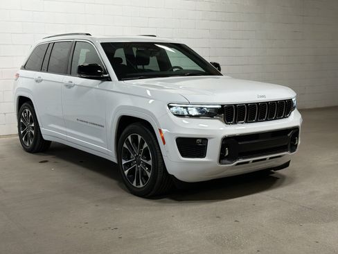 Used 2025 Jeep Grand Cherokee Overland w/ Luxury Tech Group IV AWD/4WD image 6