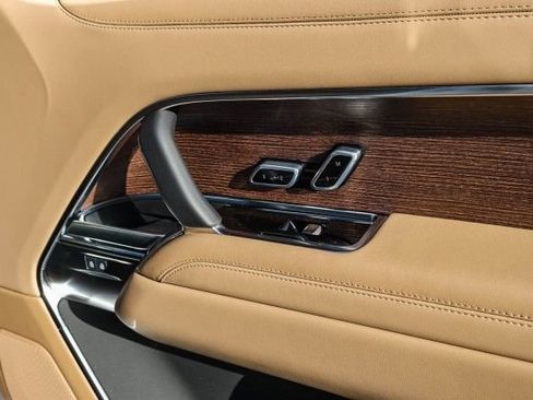 New 2025 Land Rover Range Rover Long Wheelbase SE image 19