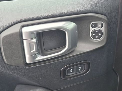 Used 2018 Jeep Wrangler Unlimited Sahara image 36