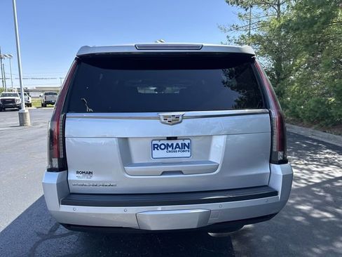 Used 2018 Cadillac Escalade ESV Premium Luxury AWD/4WD image 4