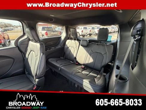 New 2026 Chrysler Pacifica Select AWD/4WD image 15