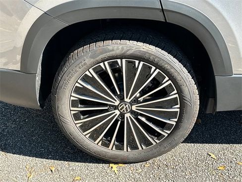 Certified 2025 Volkswagen Taos SE image 17