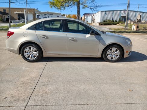 Used 2012 Chevrolet Cruze LS image 2