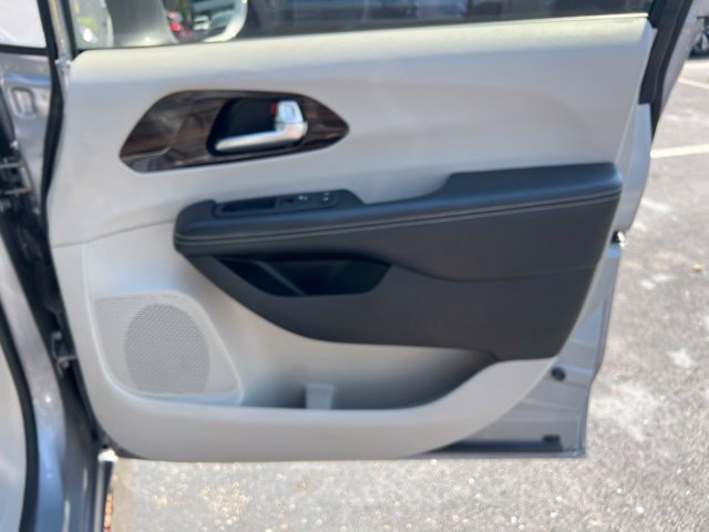 Used 2021 Chrysler Pacifica Limited AWD/4WD image 35