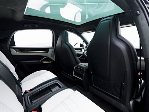 Used 2025 Porsche Cayenne GTS image 47