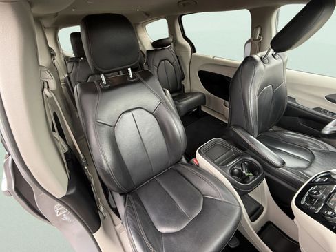 Used 2020 Chrysler Pacifica Touring-L FWD image 18